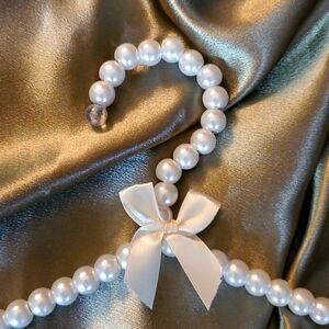 Faux Pearl Clothes Hanger‎